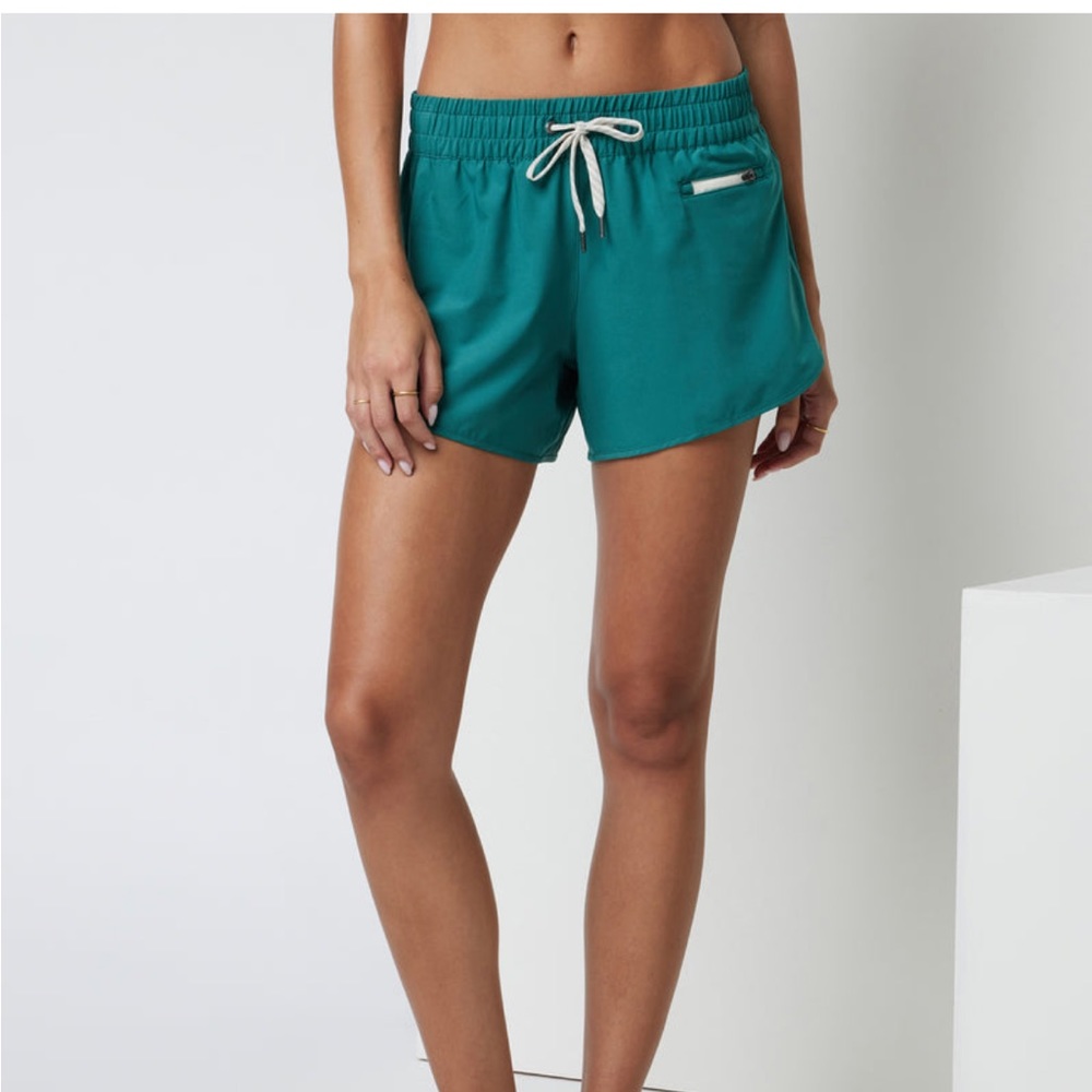 Vuori Clementine 2.0 Shorts in Ivy Size Large NWT